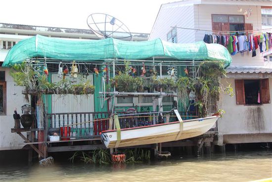 Und so leben die Menschen an den Klongs. Da kann man sich schon vorstellen was so eine Überschwemmung bedeuten kann.