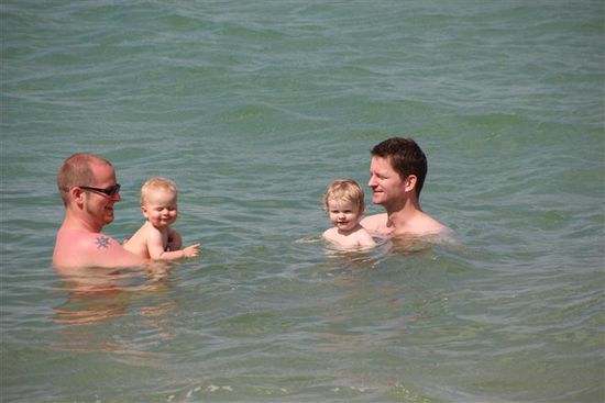 Väterbad: Ole mit Iben und Vätern...