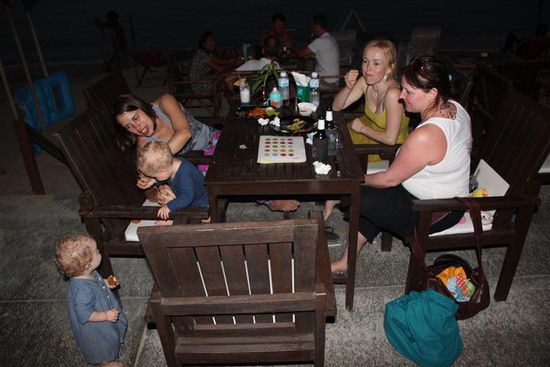 Wir teilen No Name, Fishcake, Pad Thai und Red Curry.