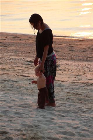 Bei den tollen Sonnenuntergängen an unserem Strand ließ sich besonders gut laufen an Mama`s oder Papa`s Hand üben!