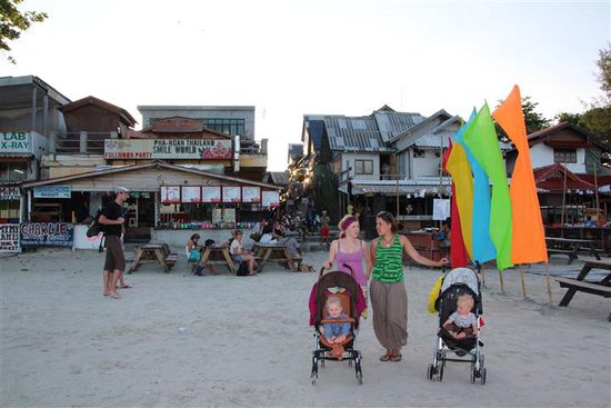 Dann sind wir zum Had Rin gefahren - dem Strand an dem die größte Raveparty Asiens, die sogenannte Fullmoonparty gefeiert wird. Sie findet jeden Monat statt und es sind zwischen 8.000 bis 30.000 Besucher dann da.