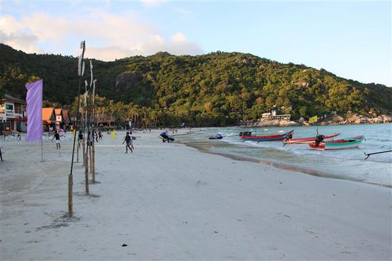 An diesem Strand... Der Strand ist natürlich auch schon echt heftig mitgenommen. Glasscherben, leere Flaschen und lauter solche Dinge liegen überall.