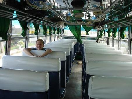 Schueppi-Tours mietete extra einen ganzen Bus alleine fuer Claudia!
... man beachte die Sitzbankbreite: 3 pro Bank???