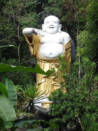 ... endlich einmal ein anderer Buddah!! ...man beachte, Moenche trinken wohl auch Bier (Bierbauch!)