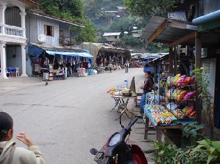 Pakpeng! Guesthouse-Village waehrend der Nacht, sonst Ghost-Village!