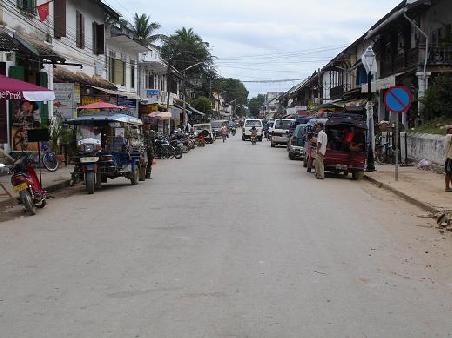 ... Luang Prabang Main Street(Sisvangvong Road)
... vorne rechts gleich bei der Laterne unser Lieblingsrestaurant: heisse Schokolade wie bei uns Daheim! ... und feine Cookies (mmmhhhhh....)
