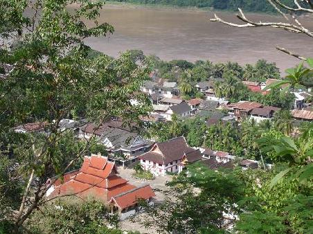 Aussicht auf Luang Prabang vom Phousi. 328 Stufen bei 28 Grad um 10 Uhr morgens, die 1. Anstrengung schon hinter uns!