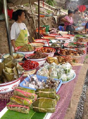 ... das schmeckt schon besser! Strassenfood Luang Prabang!