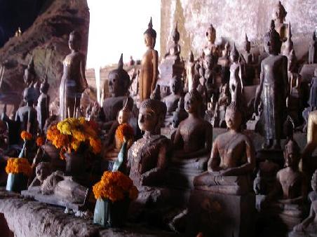 Insgesamt gibt es in diesem Teil der Hoehle rund 2'500 Buddah Statuen!
