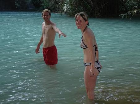 ... der Beweis, wir gingen doch noch baden! ... nein, das ist natuerlich nicht das Meer, sondern ein "Schwimmbecken" unterhalb des Tad Kuang Xi Wasserfalls!