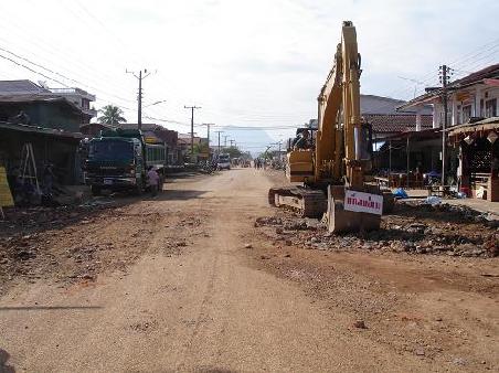 ...Die Hauptstrasse von Vang Vieng, sogar Haeuser mussten teilweise abgerissen werden, damit die Strasse verbreitert werden kann...