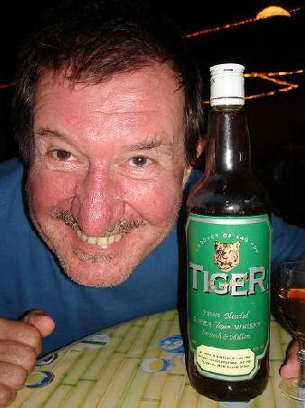 ...da lacht er, Edi unser Tiger....
uebrigens: Die Flasche Laos Wiskey gabs schon fuer 6000 KIP (= ca. 0.80 Franken oder ca. 0.50 Euro)!!!!!!!
