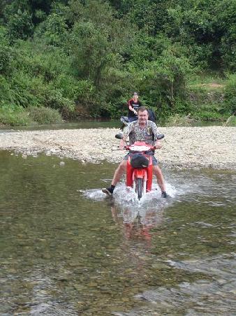 ... aber nicht immer hatte es eine Bruecke! ... also quer durch den Fluss. Fuer Edi, unseren Senior, kein Problem. Schueppi kam bis zur Flussmitte, dann hiess es absteigen und schieben!