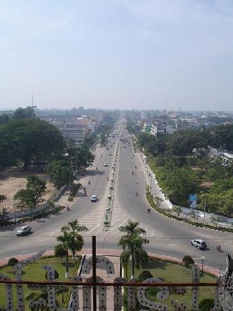 Blick ueber Vientiane vom Siegestor