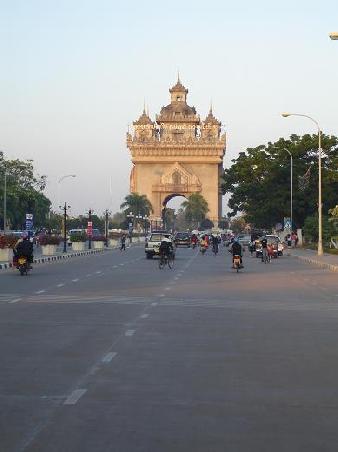 Patuxai (Siegestor): das Vorbild L'Arc de Triumphe ist unverkennbar!