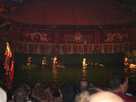 ...6-7 Puppenspieler stehen bei den 6 Vorstellungen pro Tag jeweils 1 Stunde im Wasser...