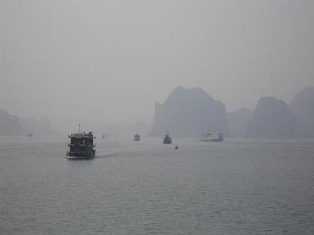 ...Halong Bay, leider spielte das Wetter nicht mit...es war sehr dunstig...