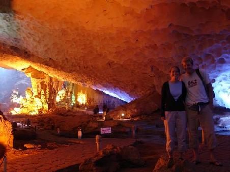 ...Blick in eine der Hallen der Sung sot cave... das rechs sind keine Stalagmiten, sondern wir zwei!
(Eselsbruecke gelernt von Hans-Peter: Stalaktiten haengen wie die Tit...! )