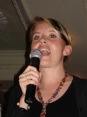...Zuhause musste ich mir schon lange anhoeren, dass ich (Schueppi) die Karaoke-CD fuer unsere Playstation 2 kaufen soll. Aber hier brauchte es einige Ueberredungskuenste, bis Claudia mit den Daeninnen zusammen 2-3 Liedchen zum Besten gab...