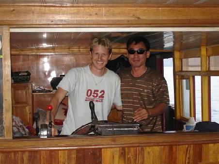 ... oh Captain, my Captain.... (rechts der richtige Captain!)