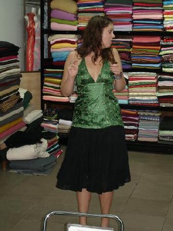 Mia bei der Anprobe...Claudia lies sich das selbe in rot schneidern...
