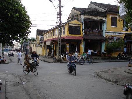 ...kleine schmale Gaesschen mit hunderten von kleinen Shops machen Hoi An zu einem Ort an dem man verweilen kann...