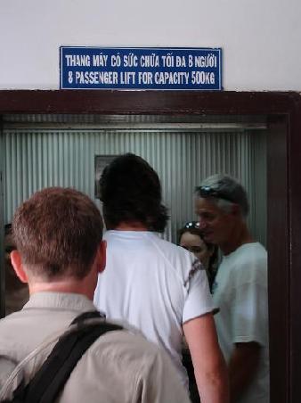 ...man beachte das Schild...ja, da steht geschrieben 8 Personen duerfen in den Lift und diese duerfen totat 500 Kilogramm wiegen...ergibt 62.5 Kilo pro Person!!! Wir sind dann zu fuenft hoch gefahren, da der Alarm beim 6. Passagier losging...