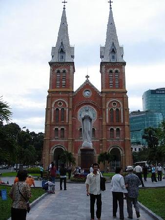 ...Notre Dame inmitten von Hochhausern im Zentrum der Stadt...