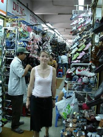 ...ja da gefaellt es Claudia....Schuhe bis zum Abwinken...ideal fuer Schuhliebhaber wie Chri.. und .....