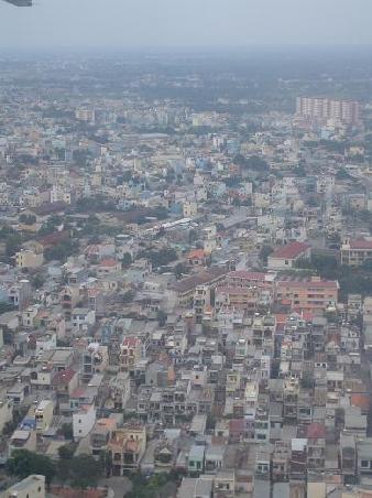 ...Blick aus dem Flugzeug auf Saigon oder eben Ho-Chi-Minh-City...