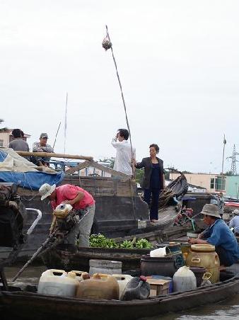 ...an der Frucht/Gemuese am Holzstab kann man immer erkennen, was auf diesem Boot verkauft wird...