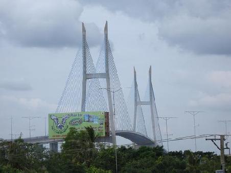 ...die neue Bruecke von My Thuan ueberspannt den Mekong..