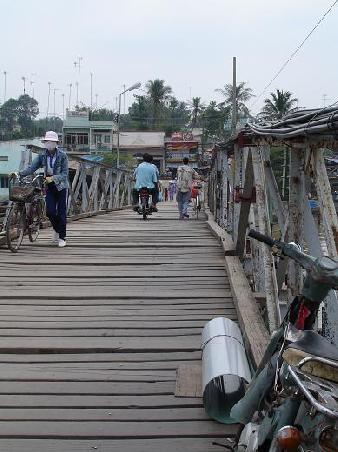 ...und ueber solche Bruecken wird im Mekong Delta gefahren...