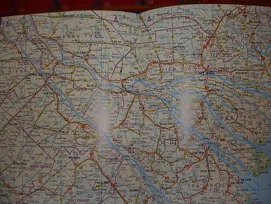 ...da es in keiner Buchhandlung eine akzeptable Karte gab, habe ich (Schueppi) kurzerhand mit unserer Digitalkamera aus einem Buch den benoetigten Ausschnitt des Mekong Deltas fotografiert und die Strassen dann auf unsere Karte uebertragen, denn auf der waren nur die Ortschafte eingetragen. So hatten wir eine eigene Karte mit praktisch allen groesseren und auch kleineren Strassen, mit der wir uns recht gut zurechtfanden...