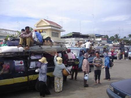 Andrang an der Faehre Richtung Phnom Penh! Ein alltaegliches Bild von kambodschanischen Taxis!