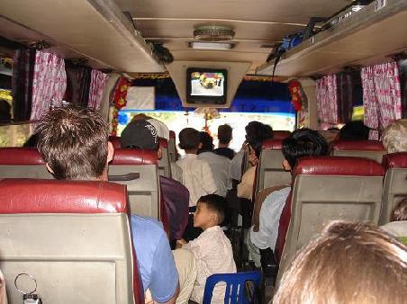 ... Bus nach Siem Reap... bis auf den letzten Platz gefuellt!