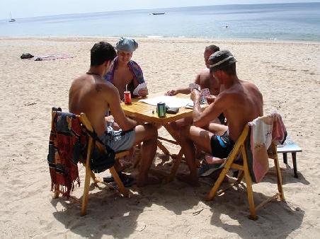 ... die Maenner, die spinnen!!! .... bei 33 Grad wurde an der prallen Sonne gejasst und Bier getrunken!!!