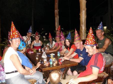 .... Weihnachten auf Koh Lanta!... die Huete waren unser Erkennungszeichen... aber eigentlich war das nicht noetig, einfach dem Laerm nach und dann findet man die Schweizer!