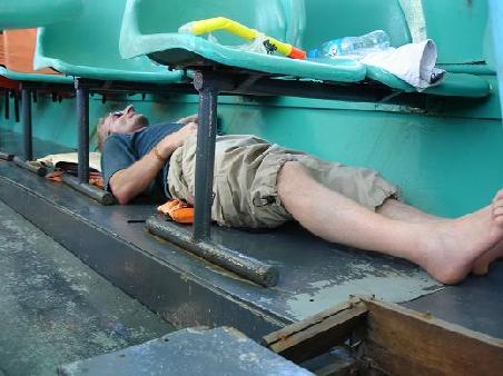 ...Toby musste sich zuerst auf dem Boot von den naechtlichen Strapazen erholen!!!