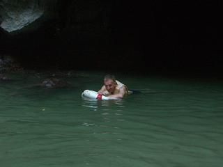 ...NICHTSCHWIMMER TOBY, nach 80 m durch die Hoehle, fuer ihn sicher fast wie in der Hoelle...aber gefallen hat's ihm "wie ne more"!!!
