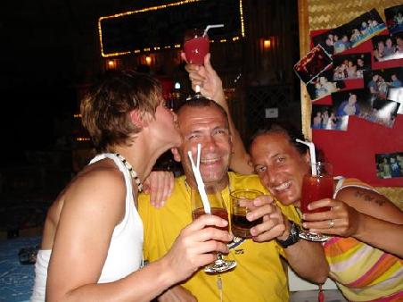 ...Hahn im Korb. Marcel mit Mirta und Sarah an der O-Zone Bar...