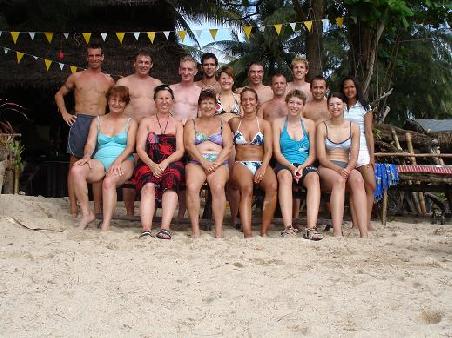 ...Vollversammlung der Gruendungsmitglieder am Longbeach in Ko Lanta...(oben rechts neben Mir sollte eigentlich Claudia stehen, aber sie war gerade auf der Toilette!!!)