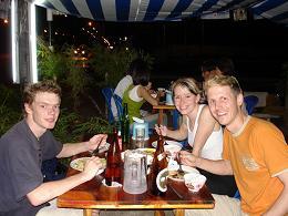 Christian und Schueppi genossen vor allem das Chang Beer an diesem Abend.