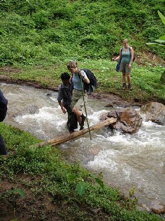 unser Guide Samboon war immer zu Stelle wenn unsere Girls wieder mal Hilfe benoetigten...seine Gummistiefel waren wiedermal voll mit Wasser aber unsere Frauen kamen diesmal trocken auf die andere Seite! (p.s.: Er wollte eigendlich zum fischen gehen, aber erhielt kurzfristig einen Anruf, dass er unsere Trekkingtour uebernehmen musste. Keine Zeit zum Schuhe wechseln, darum mit Gummistiefel auf die Trekkingtour...)