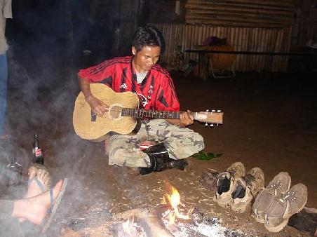 Samboon in Action. Er hat sich das spielen selbst beigebracht. Spielte Lieder von John Lennon, Eric Clapton oder Jonny Denver, .....war einfach wunderbar...