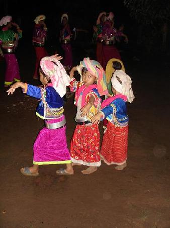 Am Abend tanzten und sangen die Kinder des Palang-Dorfes fuer uns in Ihren Traditionellen Kleidern. Die Palang (ich hoffe die schreibweise stimmt) sollen vor ungefaehr 45 Jahren aus Myamar hier her gezogen sein.