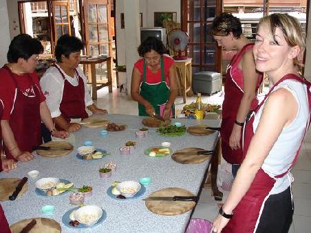 ...unser Cooking-Boss (oben)....hatte bei 9 Personen die gleichzeitig kochten immer alles im Griff.