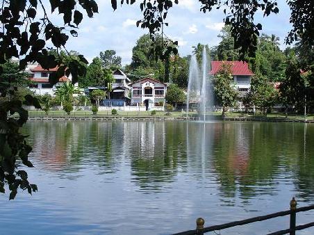 ...unser Guesthuose am idyllischen See von Mae Hong Son...aber baden wuerde ich nie in diesem Tuempel...
