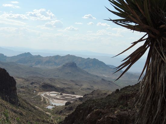 Auf der Route 66 über den Pass. Im Tal eine Mine, gut gesichert