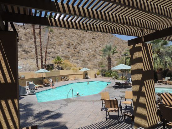 Pool mit Frühstücksbuffet